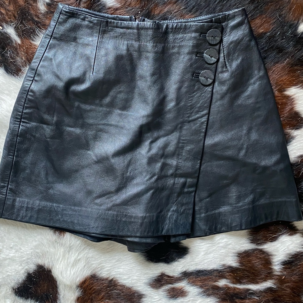 Vintage Caché Leather Mini Skort With Faux Button Closure Size 6